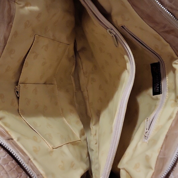 Rapani purse with flower on front new with tags - Picture 4 of 8